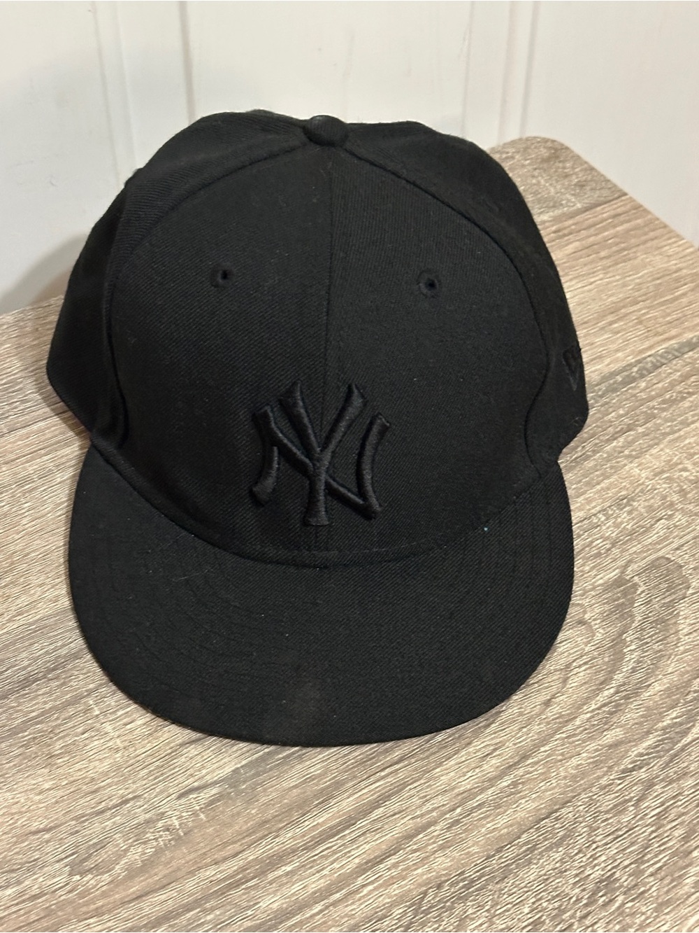 New Era 9Fifty YOUTH Snapback Hat New York Yankees Blackout Black 6 5/8 Hat